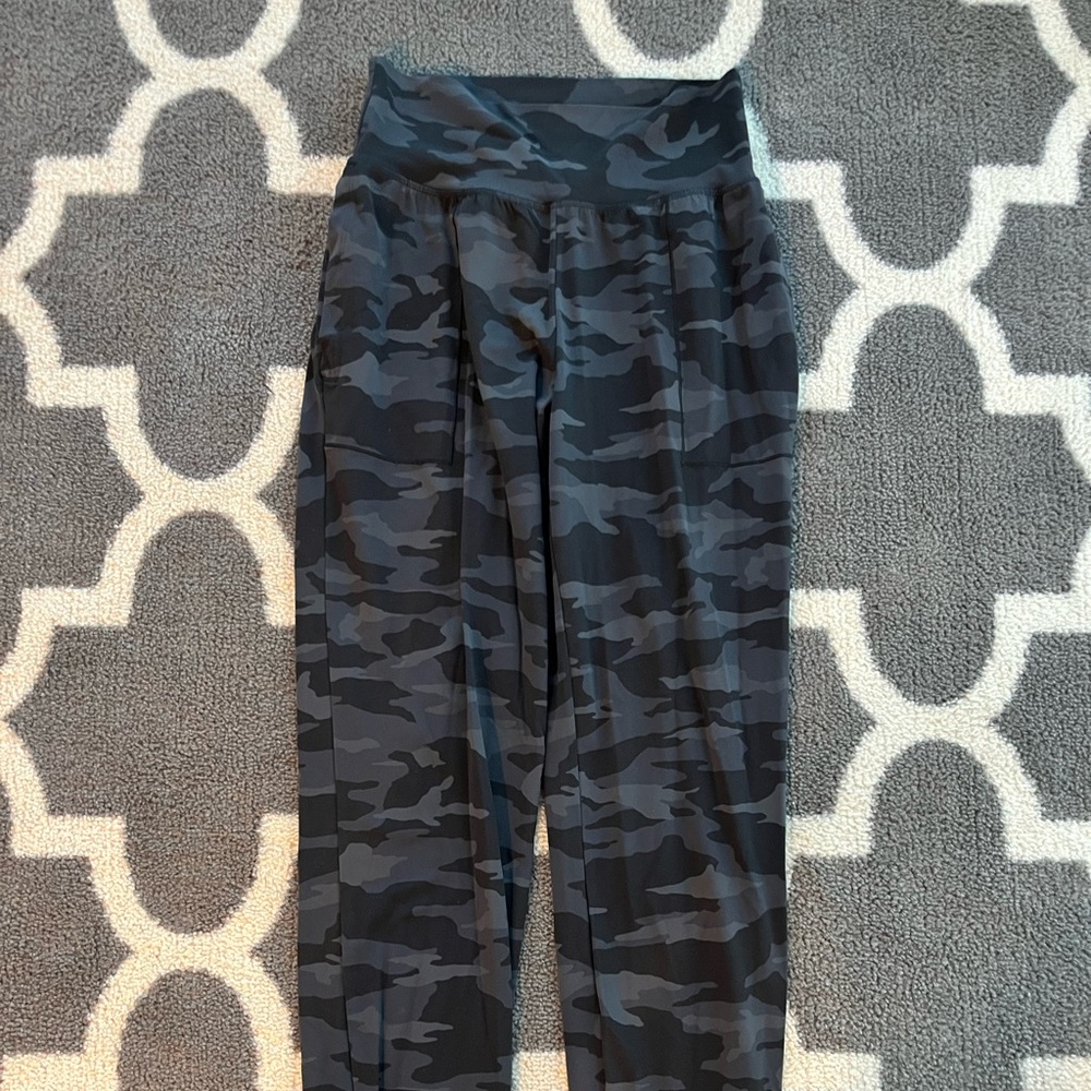 Athleta salutation camo jogger, size small tall